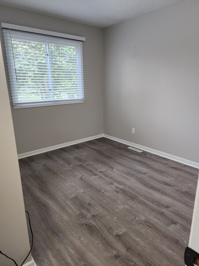 Building Photo - 5596 Amblewood Dr NE
