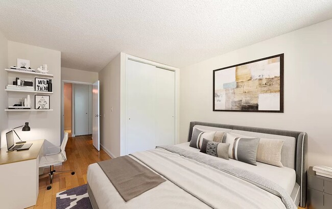 Building Photo - SPACIOUS ONE BEDROOM APARTMENT