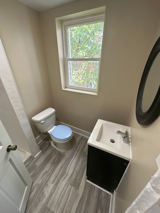 Building Photo - Spacious 4-bedroom uptown Harrisburg