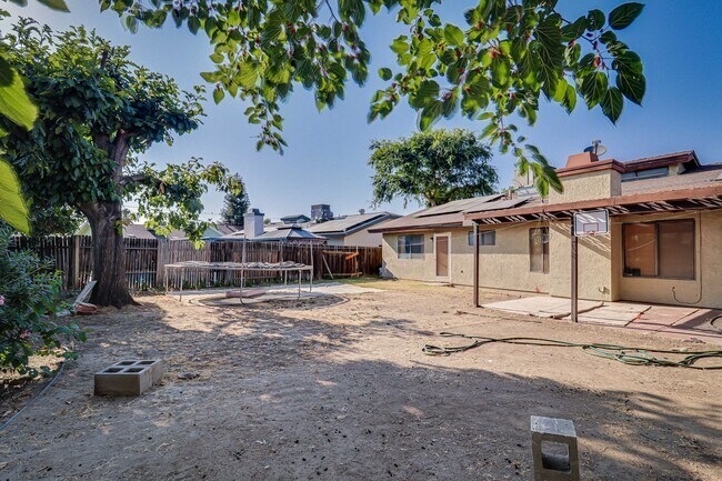 Building Photo - Great Laurelglen Home!