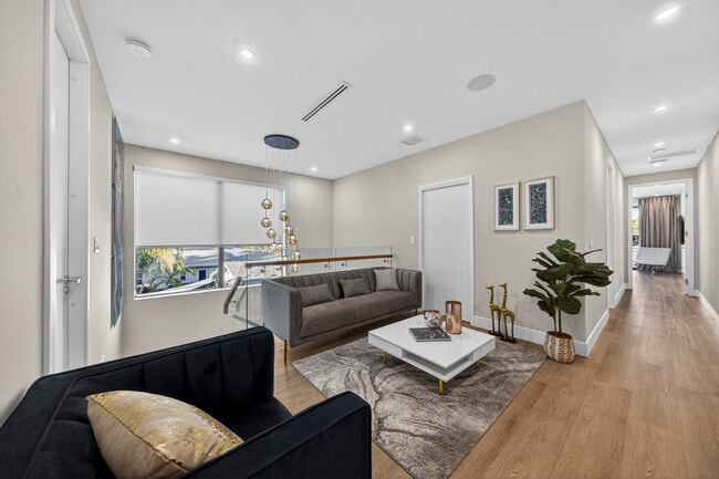 Building Photo - 1121 NE 17th Ave