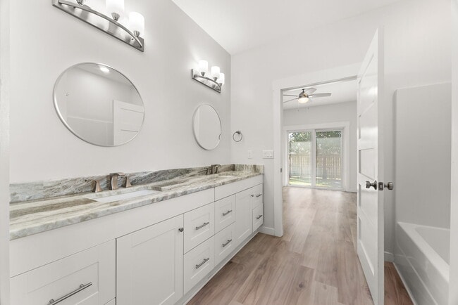 Building Photo - 2566 Oak St