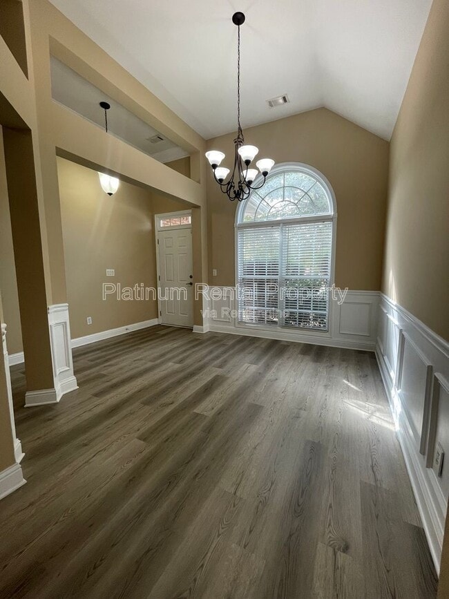 Building Photo - 546 Town Square Way