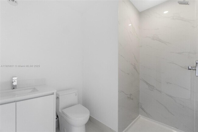 Building Photo - 700 NE 24th St