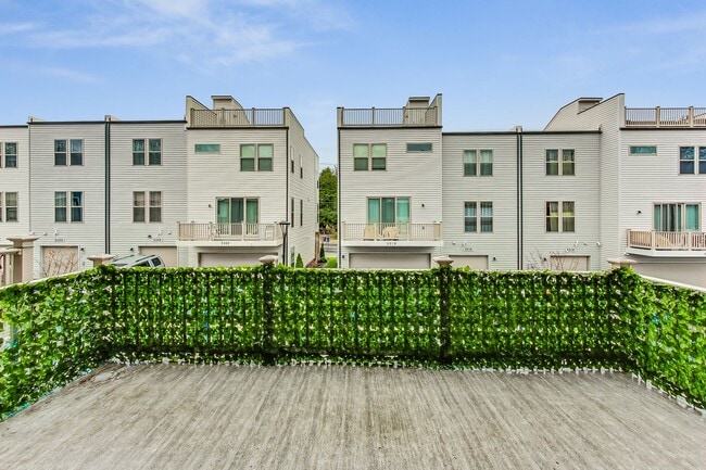 Building Photo - Contemporary 4 bedroom, 3.5 bath Open Concept Townhome!