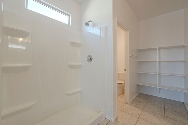 Building Photo - Gorgeous 4 Bed / 2 Bath Home – Move-In Rea...