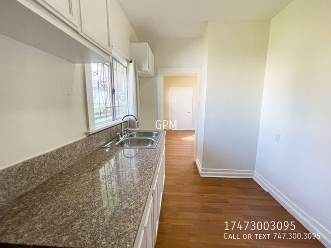 Building Photo - 2161 Clifford St