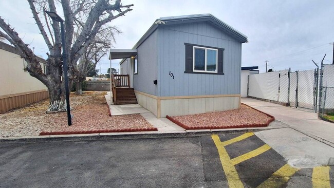 Building Photo - 1190 S Mojave Rd