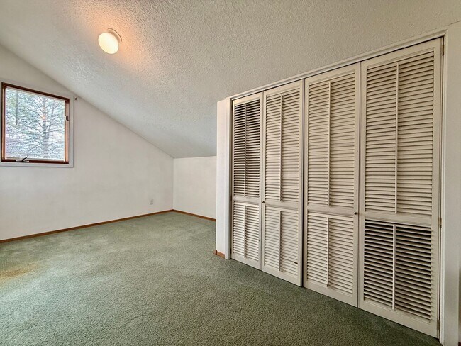 Building Photo - SCHEDULE A SHOWING TODAY TO VIEW THIS CHARMING APRATMENT IN PRINEVILLE!!