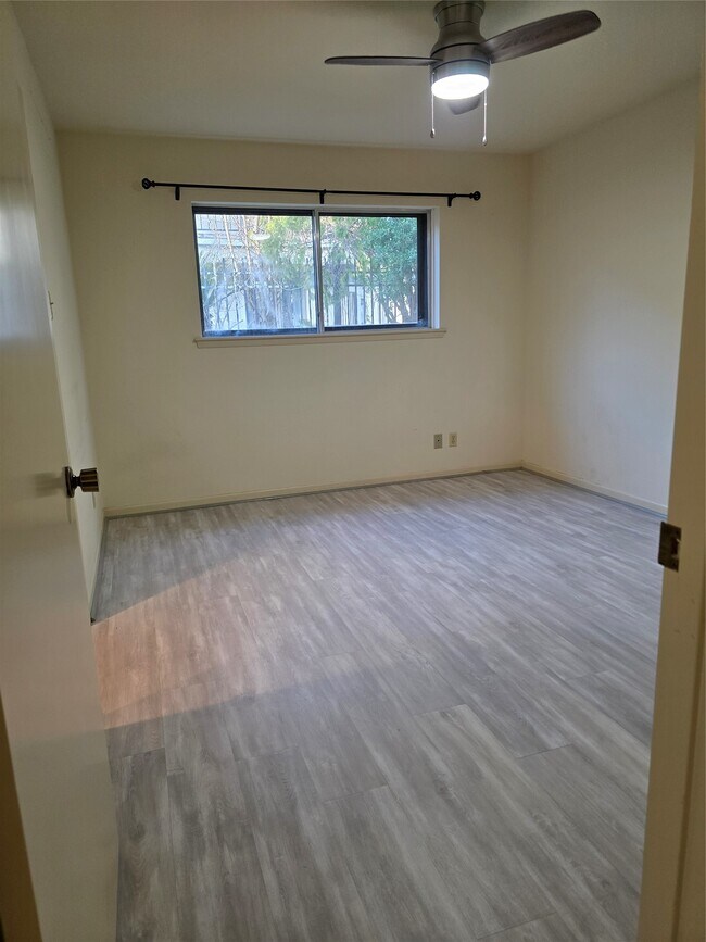 Building Photo - 406 Fox Briar Ln