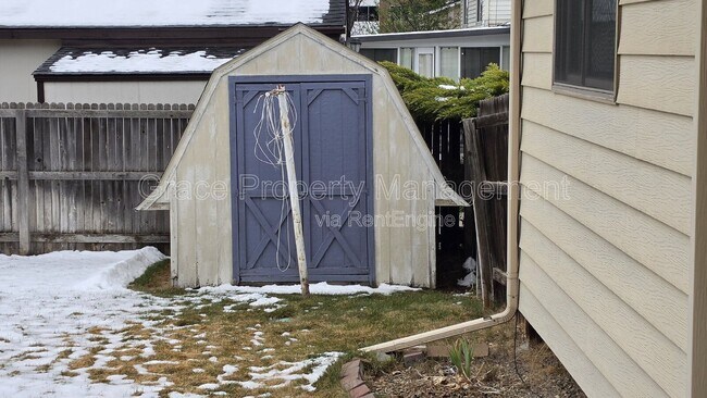 Building Photo - 1044 Maple Dr