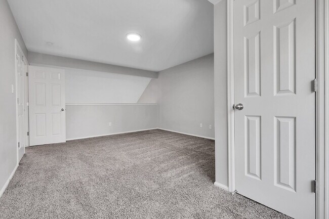 Building Photo - $3,000 - 3 Bed, 2.5 Bath Townhome with Fin...