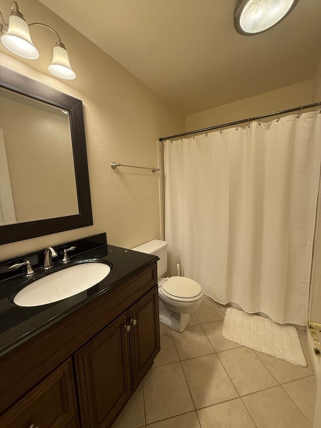 Building Photo - 2 bed, 2 1/2 bath townhome in fantastic lo...