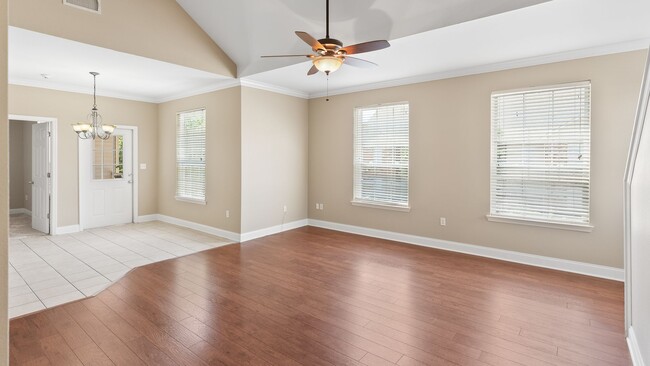 Building Photo - 3 Bedroom Condo in Burbank Estates- Gated ...