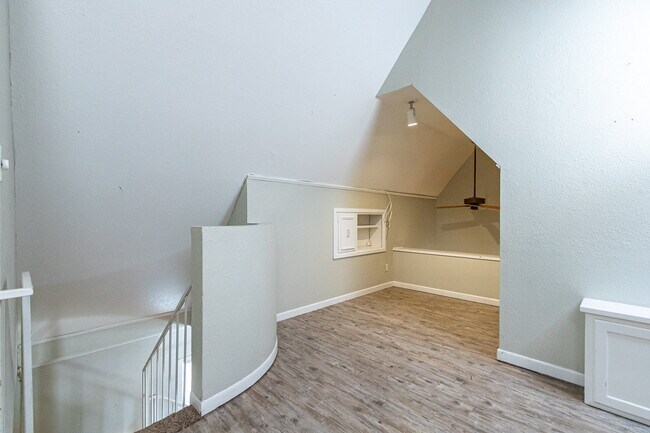 Building Photo - Large 2 story Home