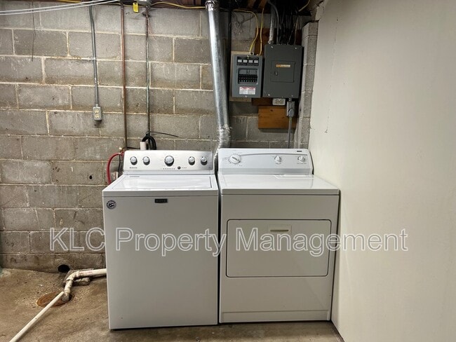 Building Photo - 6650 Holcomb Cir