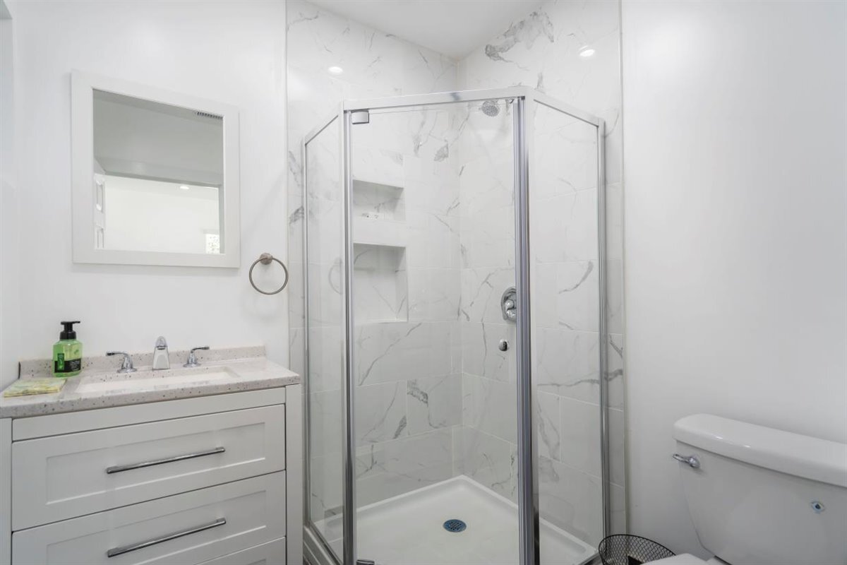 Bathroom shower - 13521 Hamlin St