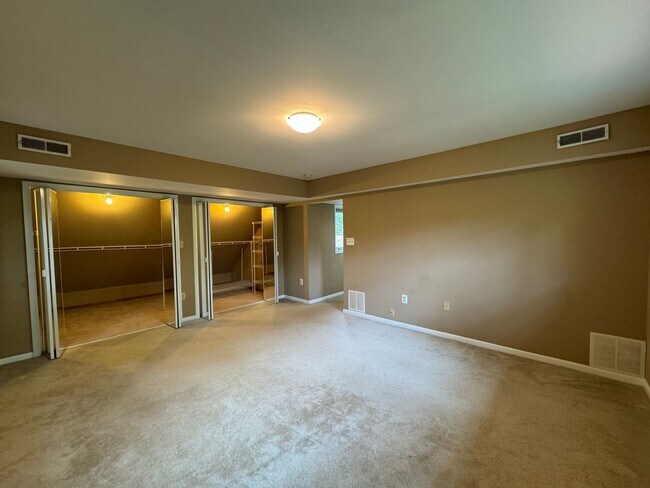 Building Photo - Fantastic 4 Bed 3.5 Bath Townhome With Sun...