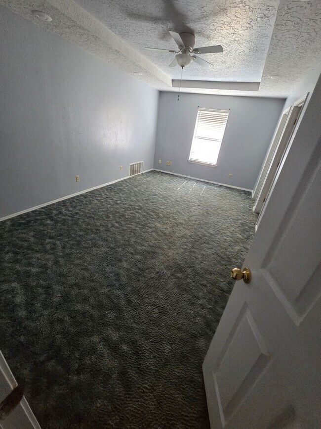 Building Photo - 420 E 9th St