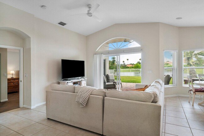 Building Photo - 2453 Country Golf Dr