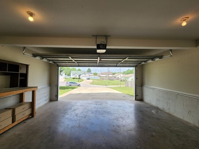 Building Photo - $1700 - 3 Beds 2 Bath + Bonus Room