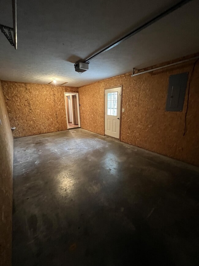 Building Photo - 721 E Coal St