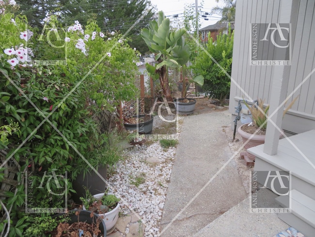 Building Photo - 3 bed 1.5 bath Home upper westside