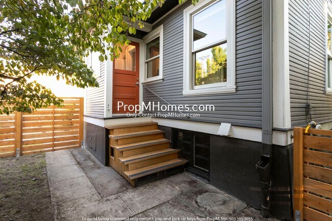 Building Photo - Updated Two Bedroom Duplex in Buckman!