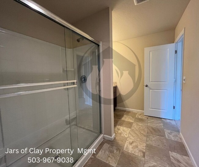 Building Photo - Move in Special!!!  Great South Salem Town...