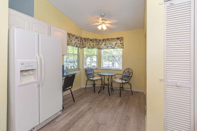 Building Photo - This tasteful decorated home features 3 be...