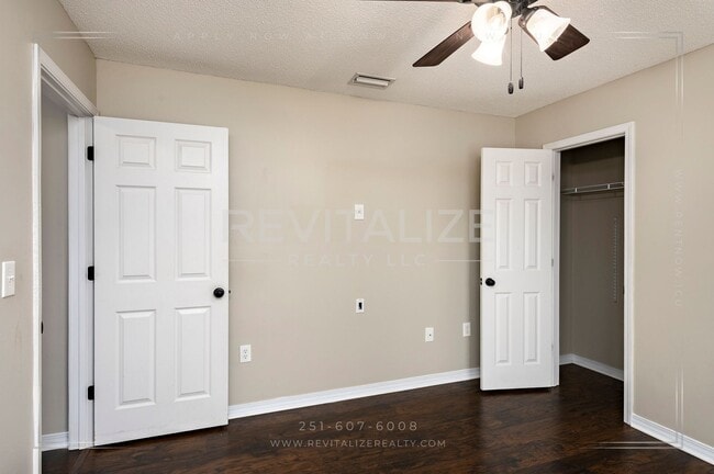 Building Photo - Gorgeous 3 Bed 2 Bath Brick Cottage on Corner Lot