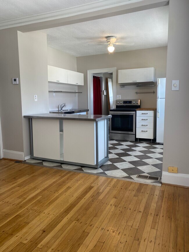 Kitchen. - 2114 Wascana Ave