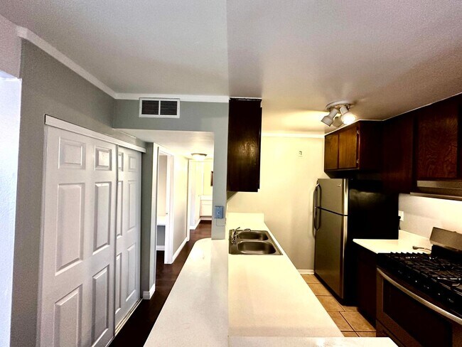 Building Photo - ***MOVE-IN SPECIAL 2 WEEKS FREE RENT***Spa...