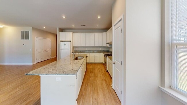 Building Photo - 38170 Castaway Dr
