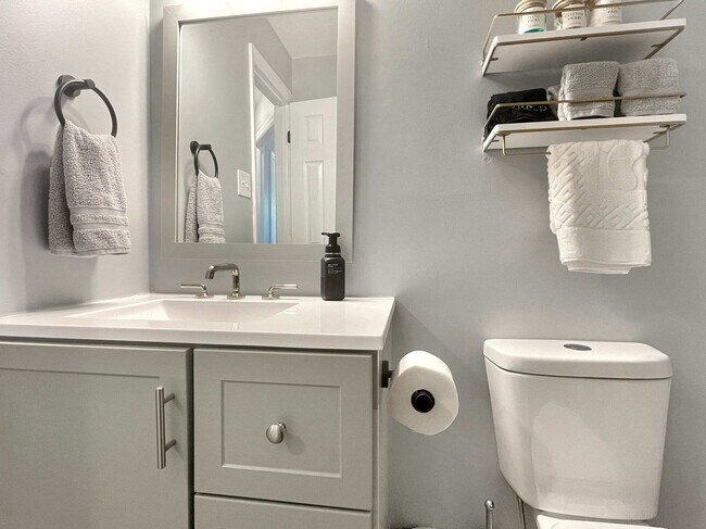 Building Photo - 501 W 9th St