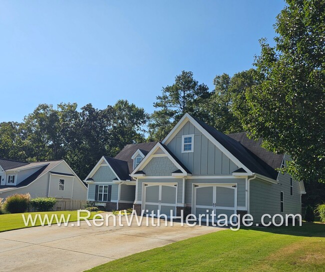 Building Photo - Amazing 4 Bedroom/ 3 Bath Home / Attention...