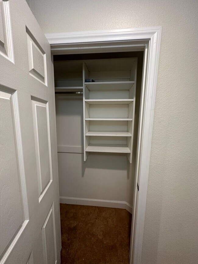 Building Photo - Guard gated Park Ave Condo