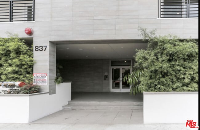 Building Photo - 837 S Harvard Blvd