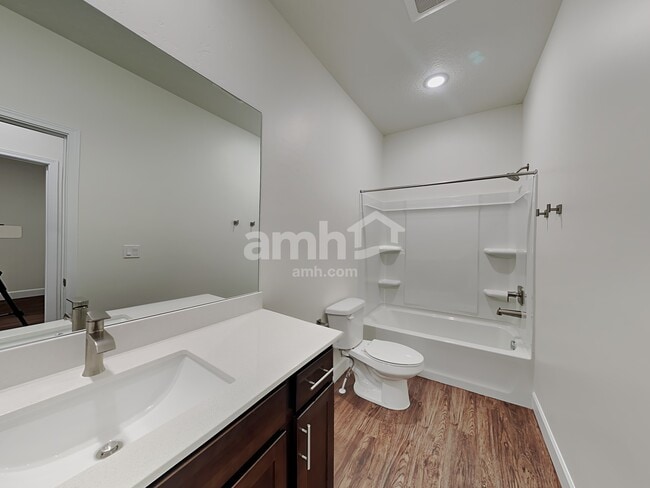 Building Photo - 4370 N Poplar St