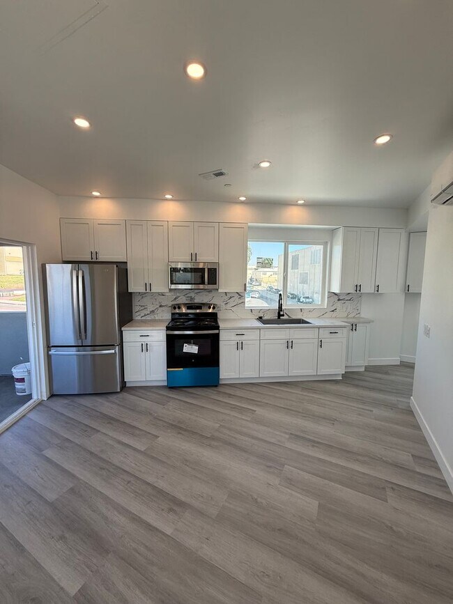 Building Photo - College Ave Triplex