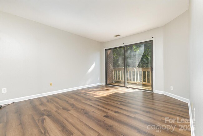 Building Photo - 1608 Sharon Rd W