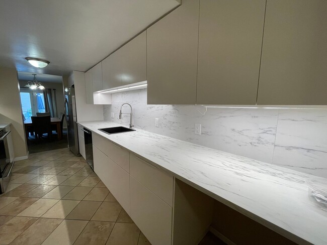 Building Photo - 4BD/ 3.5BA Furnished Townhome in South Bou...
