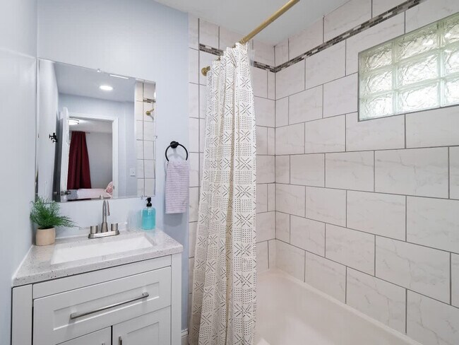 Building Photo - 2010 Chesterland Ave