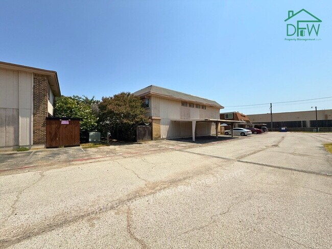Building Photo - 3 Bed / 2 Bath Townhome - Fenced Yard, Community Pool