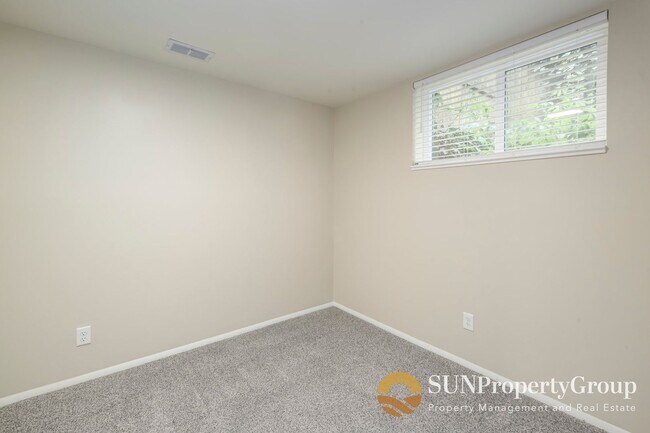 Building Photo - Stunning Remodeled Home in Desirable Cottonwood Heights!