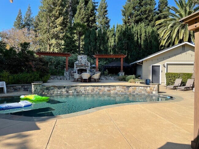 Building Photo - 125 Timberline Ct