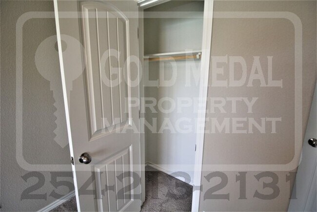 Building Photo - Charming 3-bed, 2-bath home now available ...