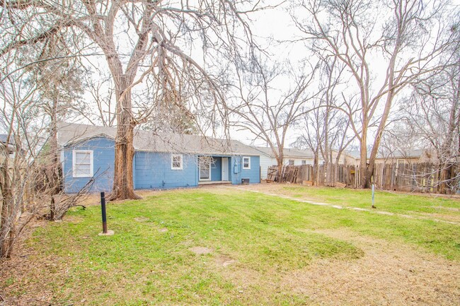 Building Photo - Spacious 3 bedroom