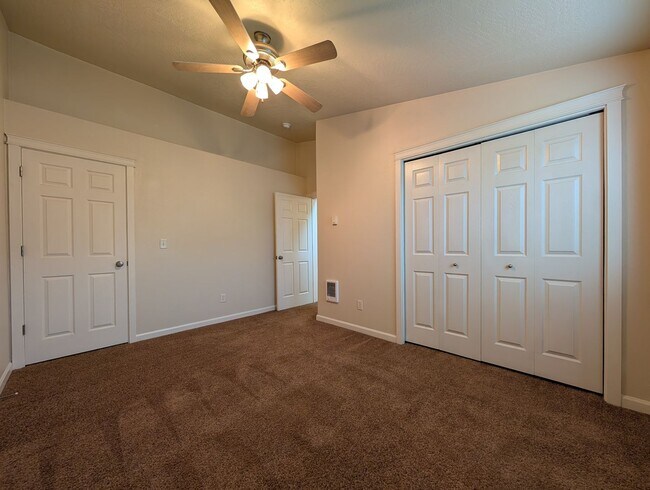 Building Photo - Spacious 3-Bedroom, 2-Bath Townhouse Near River Road In Eugene!