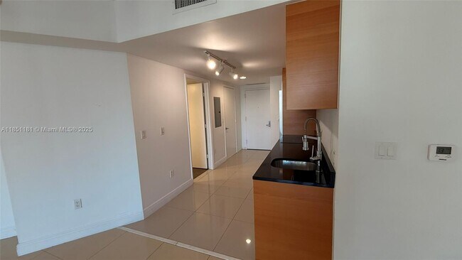 Building Photo - 475 Brickell Ave